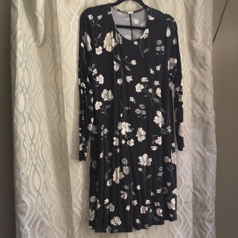 Brand:Old Navy Size: Large Color: Black